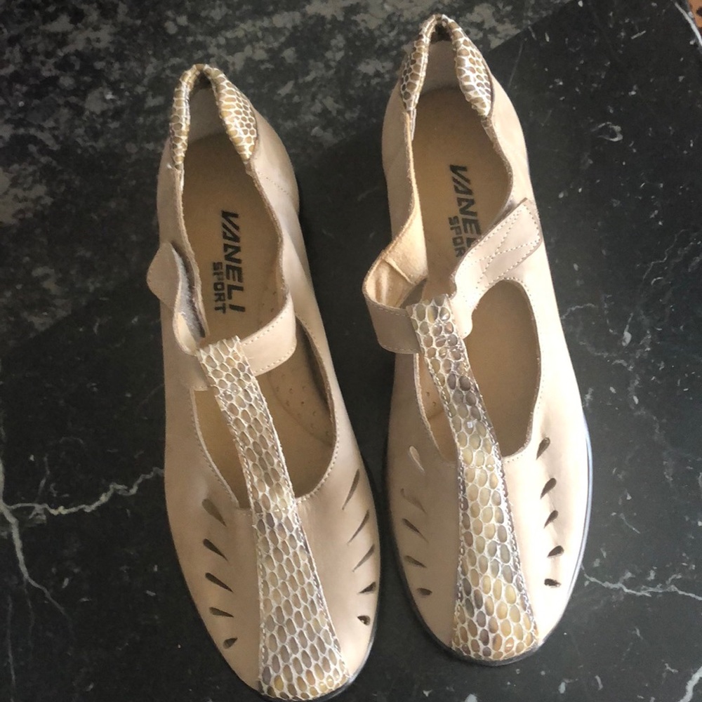 VANELI suede w accent sports shoes NWOT 6.5